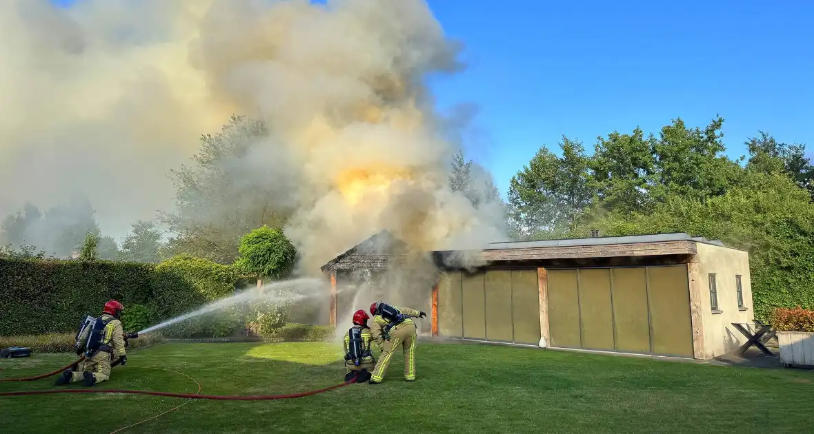 Brandweer staakt blussing wegens uitslaande brand elders - Foto 2