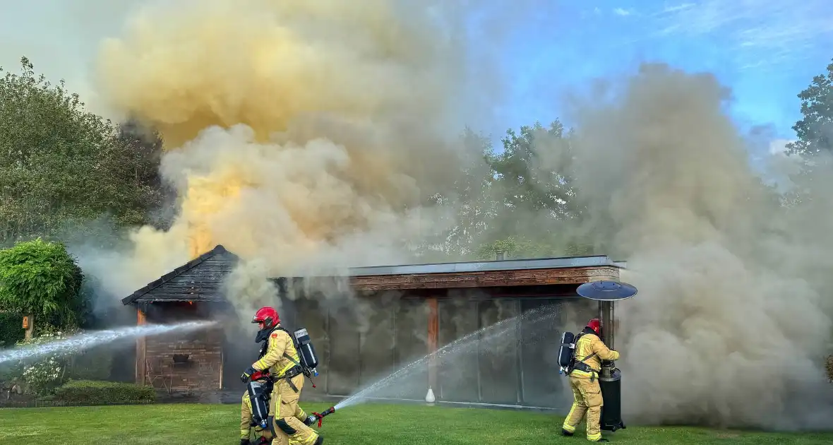 Brandweer staakt blussing wegens uitslaande brand elders - Foto 3