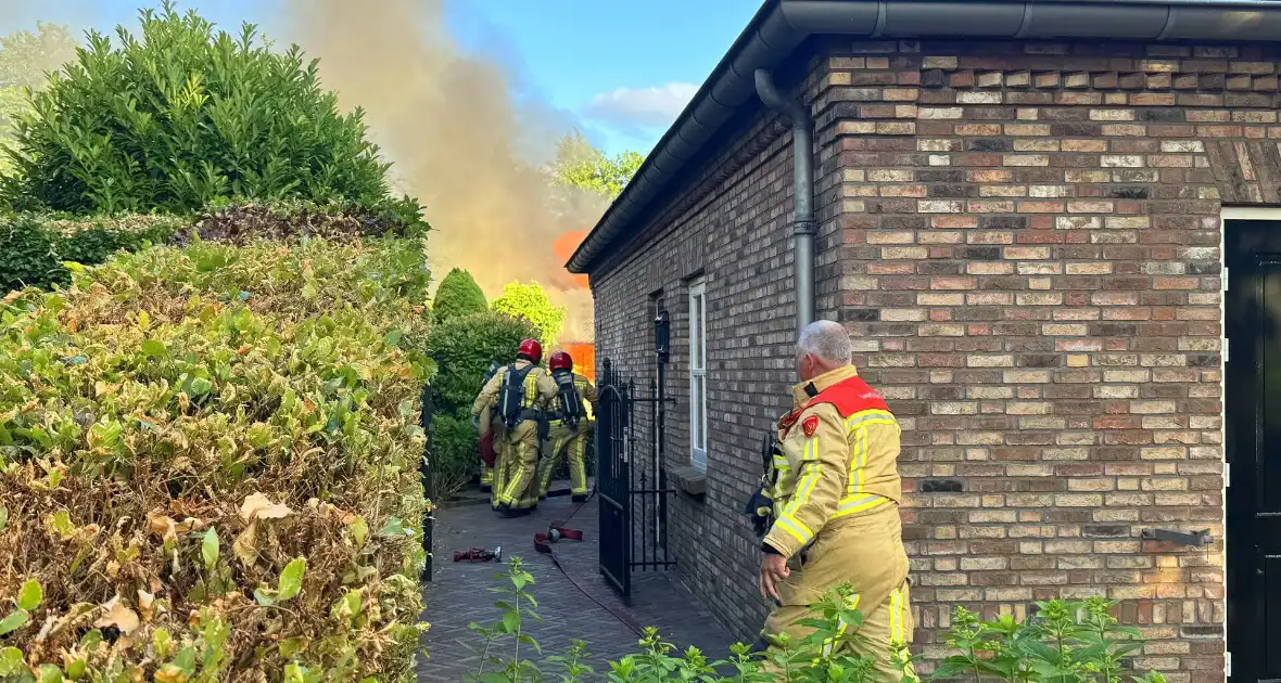 Brandweer staakt blussing wegens uitslaande brand elders - Foto 5