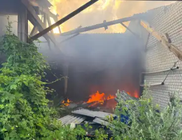 Brandweer staakt blussen bij leegstaand pand