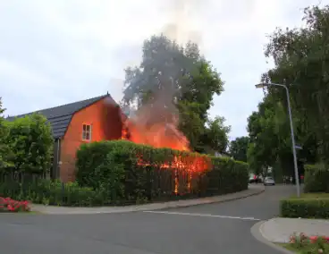 Felle schuurbrand slaat over naar woonhuis, persoon gewond