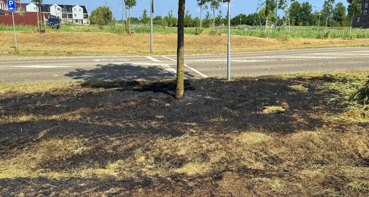 Brand ontstaan tijdens maaiwerkzaamheden - Foto 4