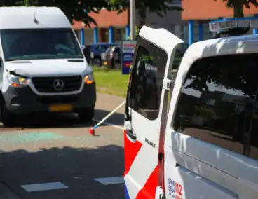 Veel schade bij aanrijding tussen bestelbus en personenauto