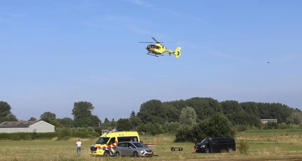 Persoon zwaargewond bij ongeval in weiland