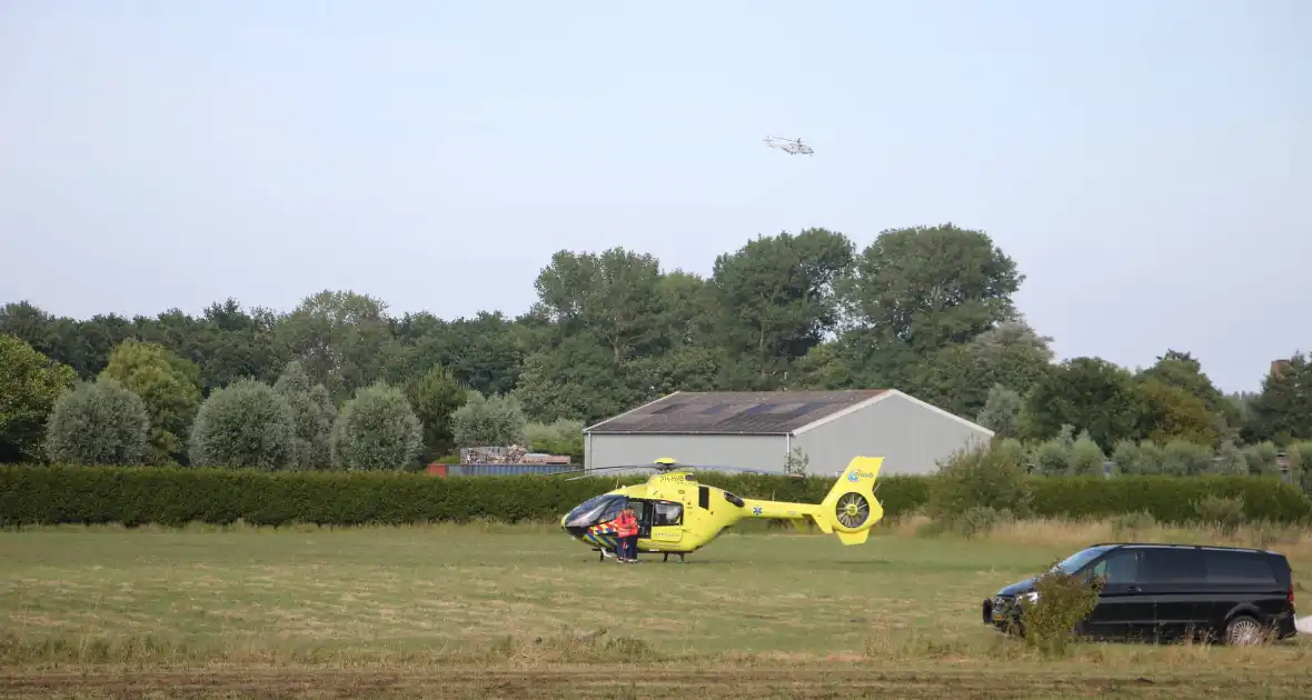 Persoon zwaargewond bij ongeval in weiland - Foto 10
