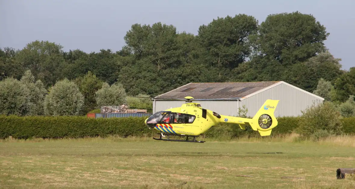 Persoon zwaargewond bij ongeval in weiland - Foto 11