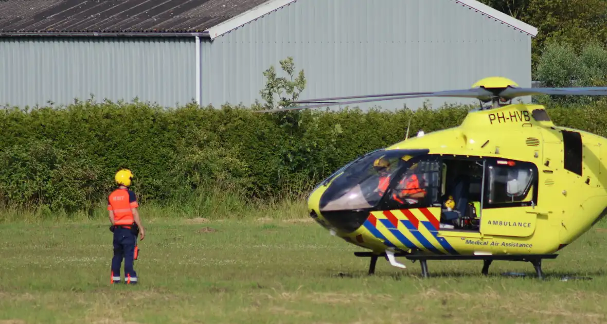 Persoon zwaargewond bij ongeval in weiland - Foto 7