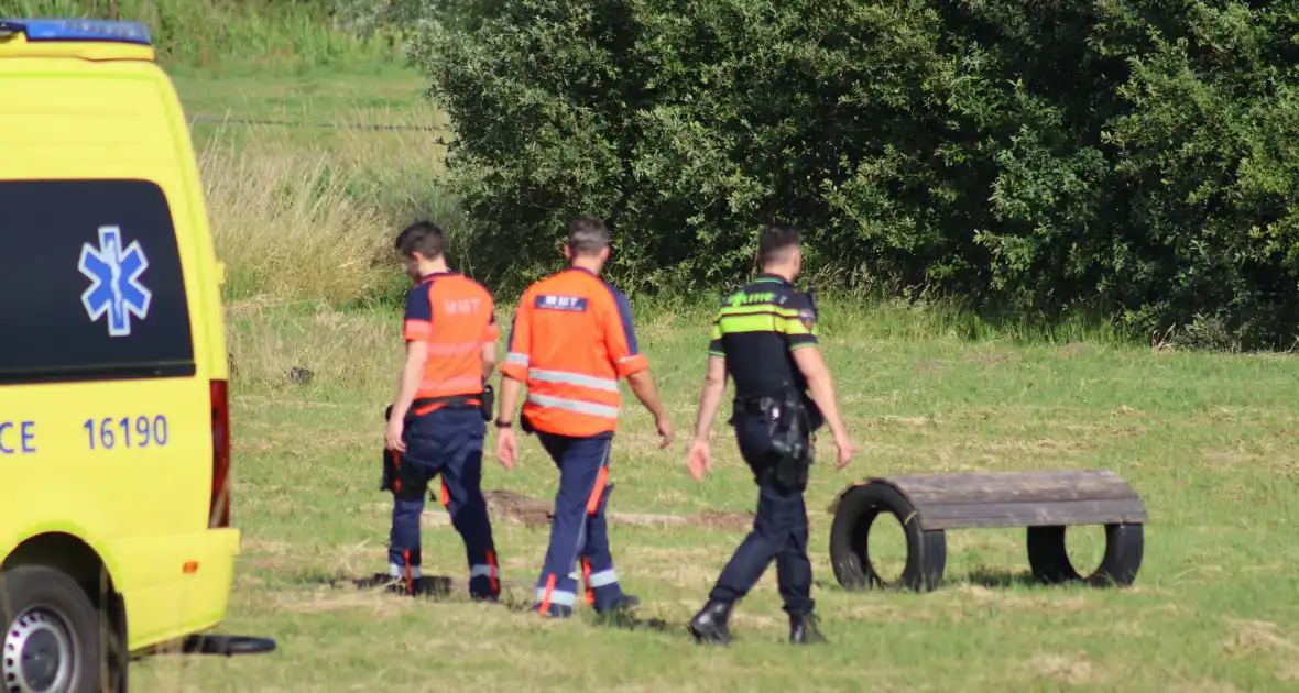 Persoon zwaargewond bij ongeval in weiland - Foto 9