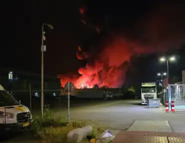 Uitslaande brand in bedrijfspand brandweer schaalt groots op