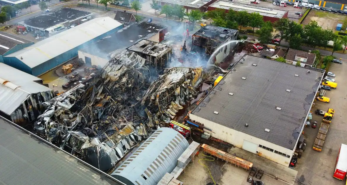 Zware schade door industriebrand - Foto 17