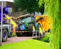 Tractor zakt door brug tijdens werk