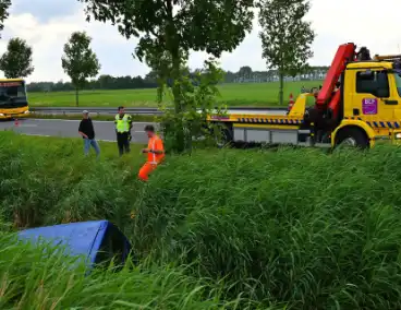Berger trekt auto uit sloot