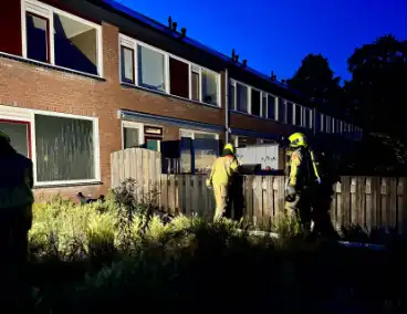Brandweer gecontroleert schuttingbrand