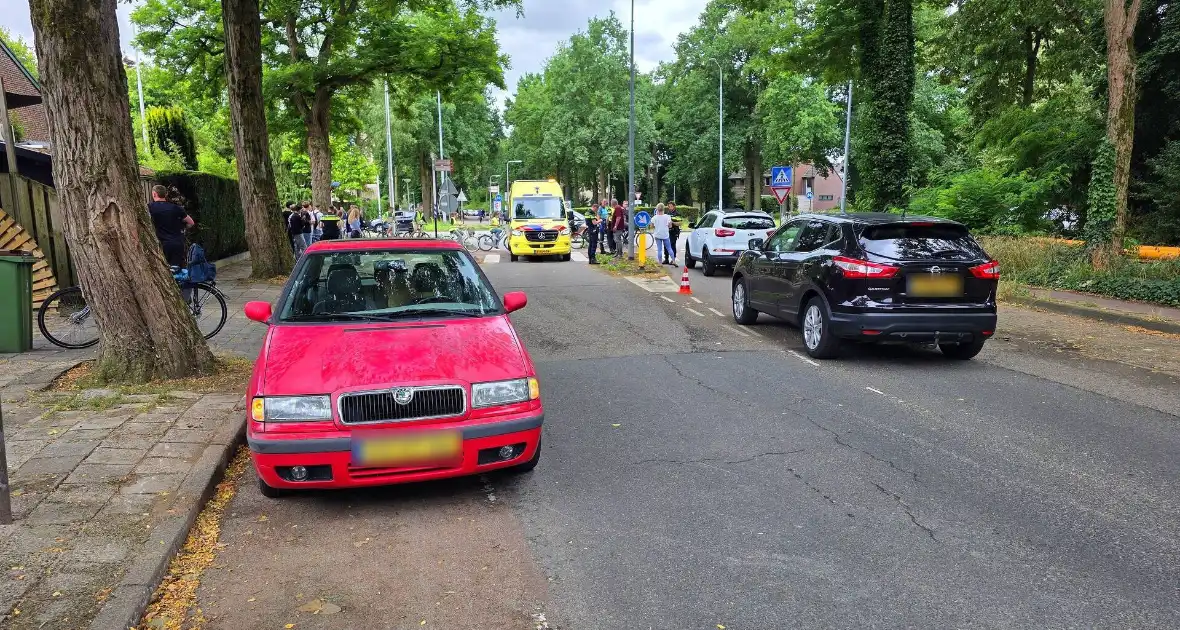 Fietser geschept door auto op rotonde