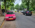 Fietser geschept door auto op rotonde