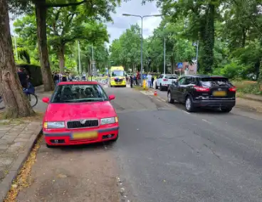 Fietser geschept door auto op rotonde