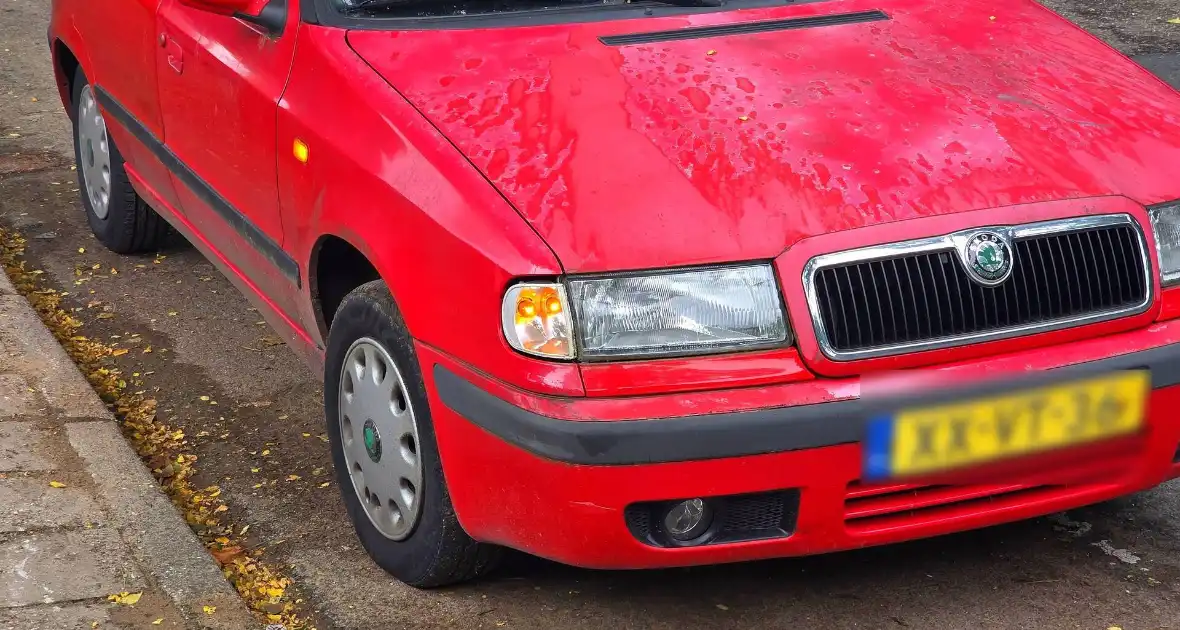 Fietser geschept door auto op rotonde - Foto 1