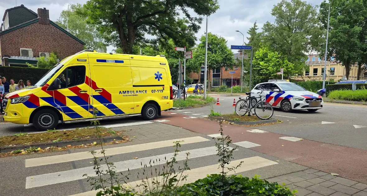 Fietser geschept door auto op rotonde - Foto 2