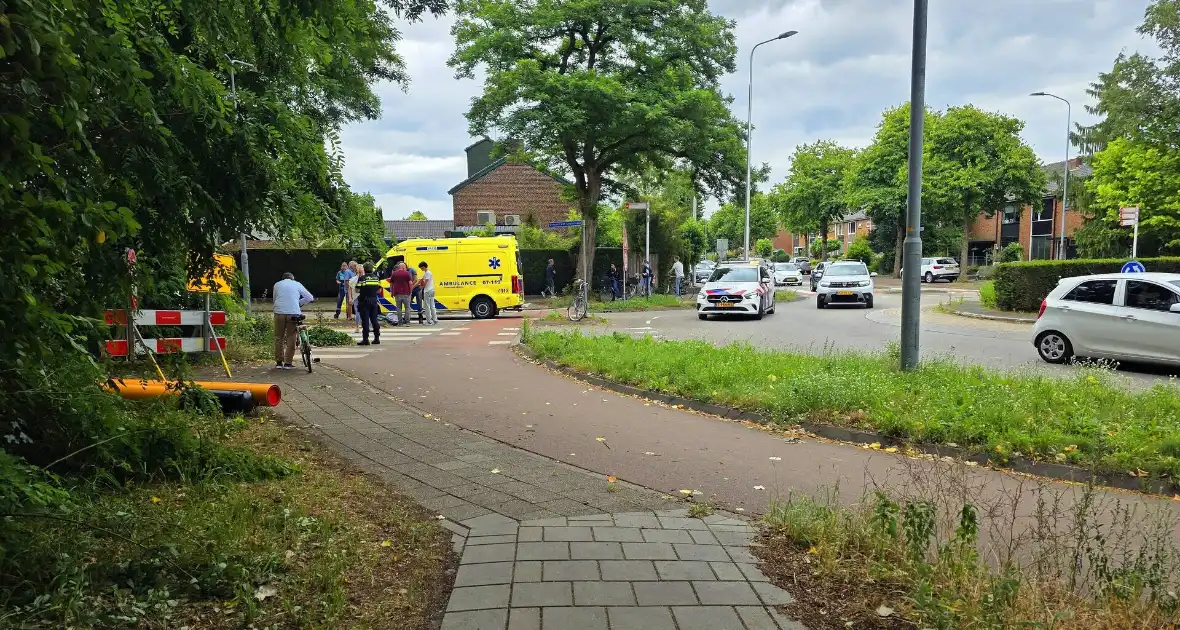 Fietser geschept door auto op rotonde - Foto 3