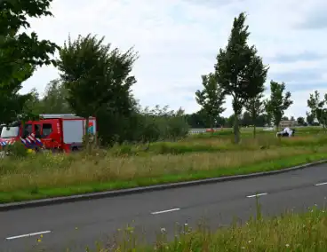 Voertuig op kant na ongeval