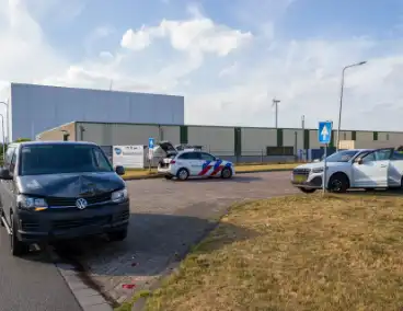 Ongeval tussen busje en auto zonder gewonden
