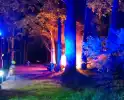Brandweer blust autobrand op parkeerplaats
