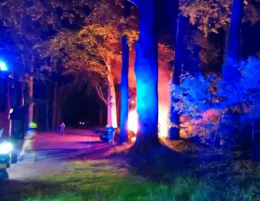 Brandweer blust autobrand op parkeerplaats