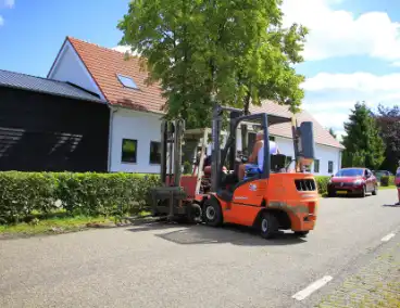 Heftruck gaat in vlammen op