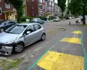 Flinke schade na botsing tegen muurtje
