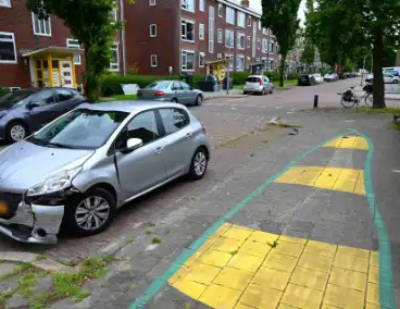 Flinke schade na botsing tegen muurtje
