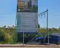 Automobilist ramt hekwerk bij bouwplaats