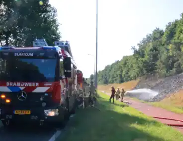 Berm vliegt in brand, brandweer voorkomt erger