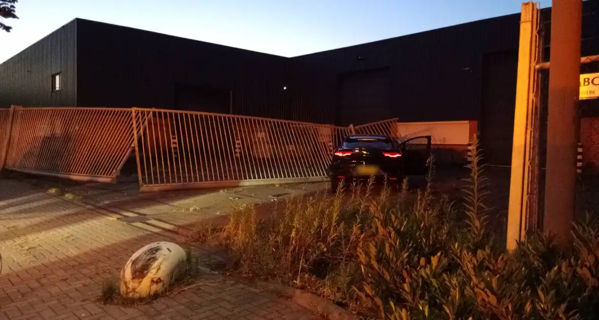 Auto crasht door hekwerk