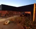 Auto crasht door hekwerk