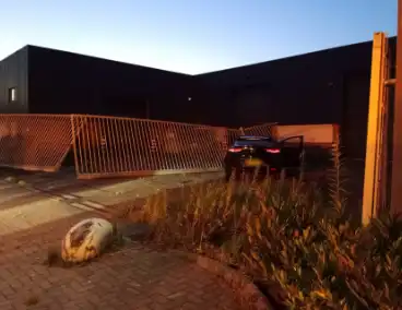 Auto crasht door hekwerk