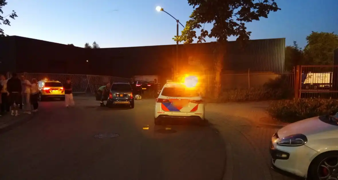 Auto crasht door hekwerk - Foto 1