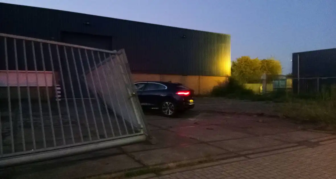 Auto crasht door hekwerk - Foto 2