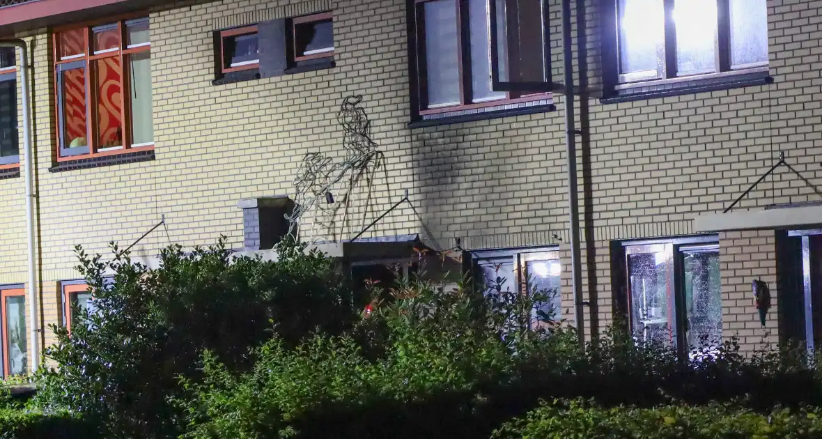 Explosie leidt tot brand in woning - Foto 1