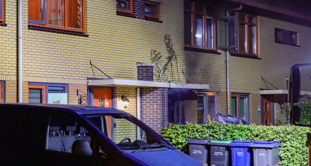 Explosie leidt tot brand in woning - Foto 5