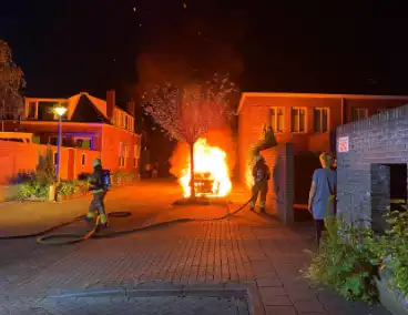 Geparkeerde auto in vlammen