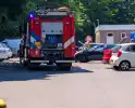 Brandweer blust auto op parkeerterrein