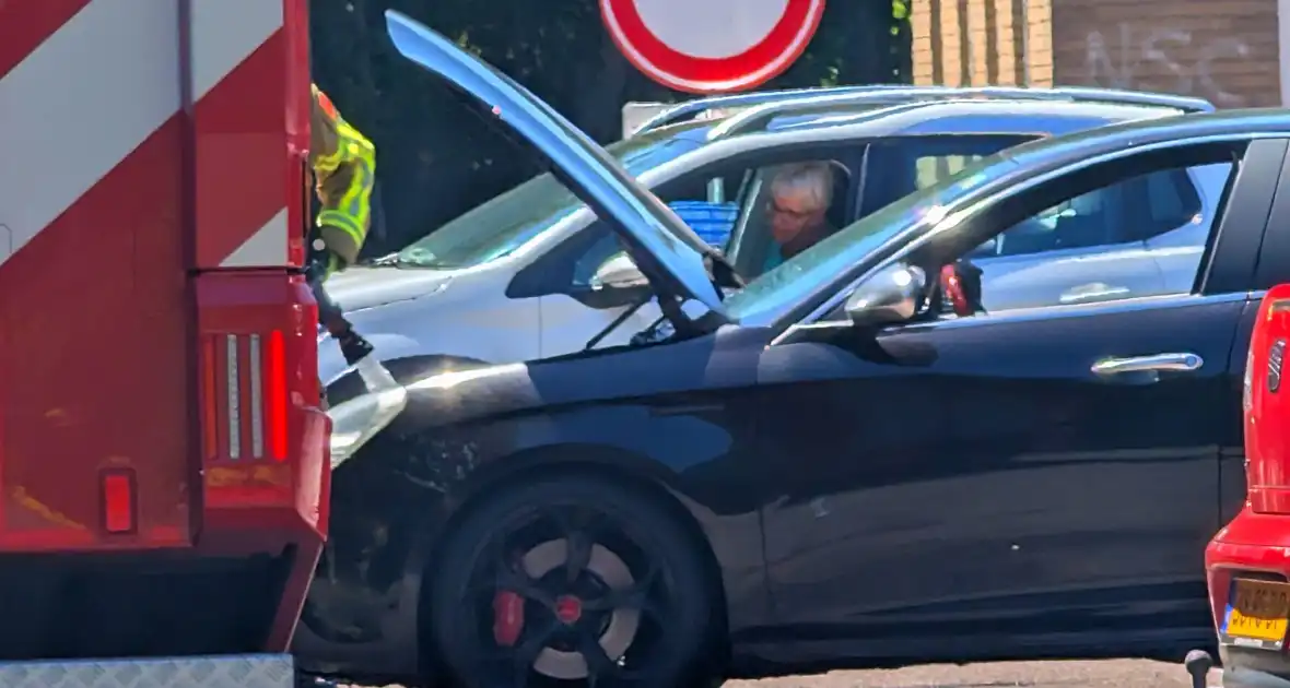 Brandweer blust auto op parkeerterrein - Foto 1