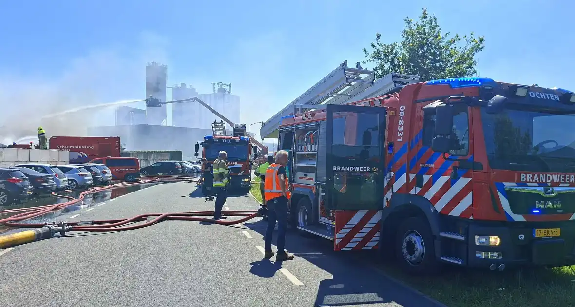 Grote industriebrand zorgt voor dikke rook