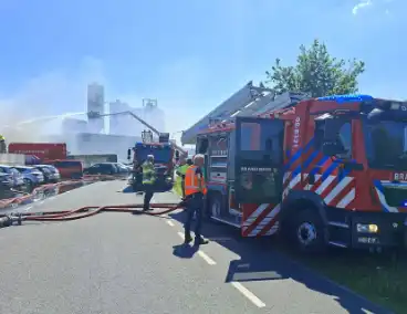 Grote industriebrand zorgt voor dikke rook