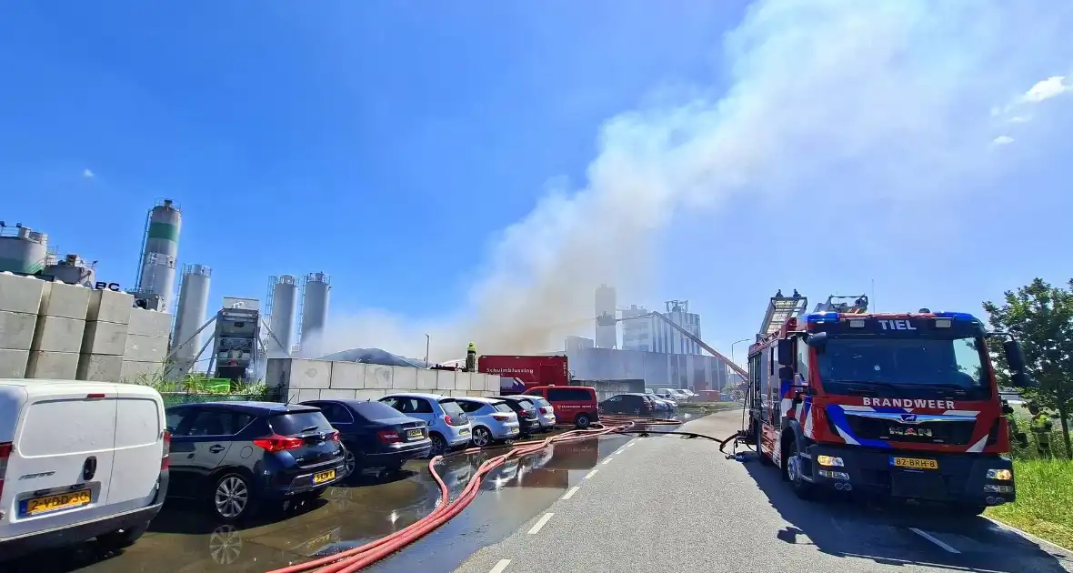 Grote industriebrand zorgt voor dikke rook - Foto 1
