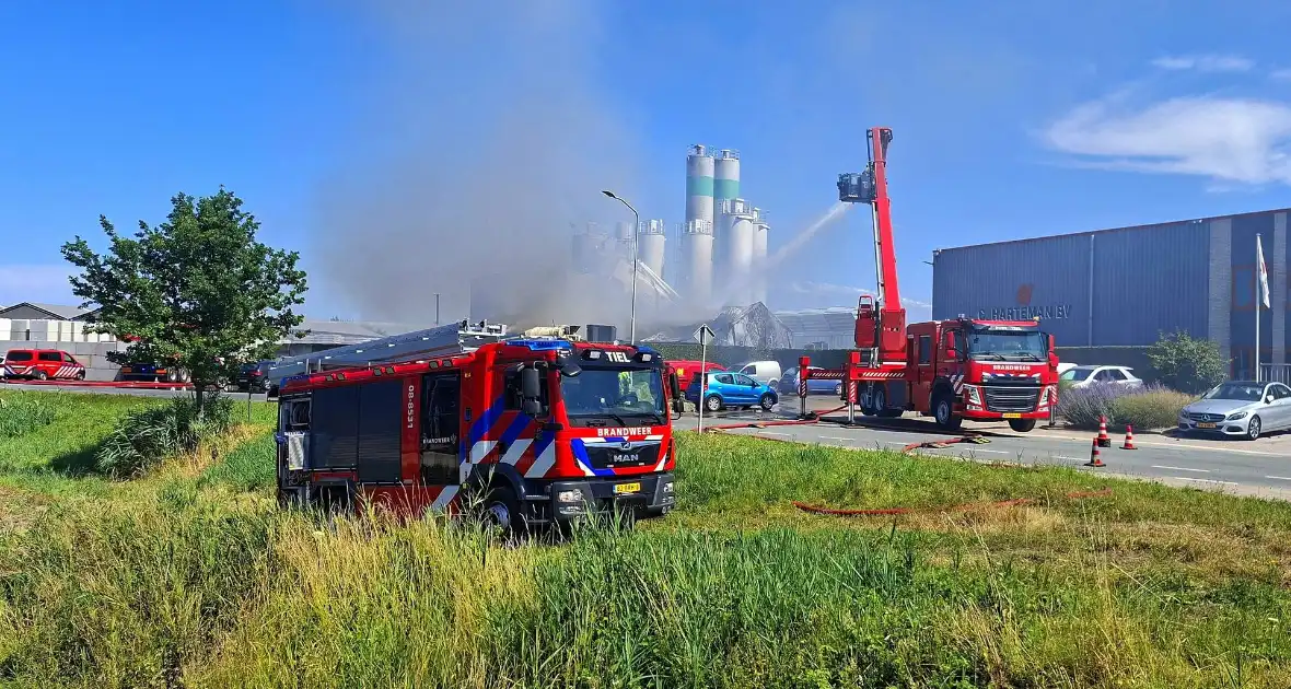 Grote industriebrand zorgt voor dikke rook - Foto 2