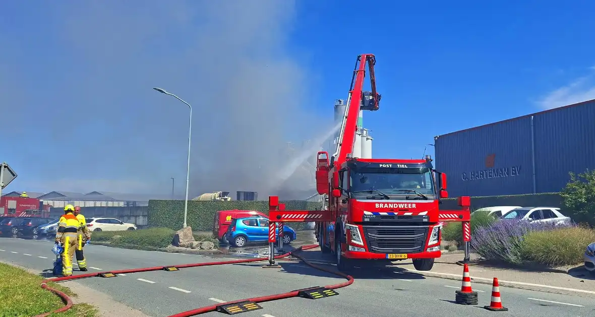 Grote industriebrand zorgt voor dikke rook - Foto 3