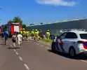 Auto balanceert gevaarlijk op brug