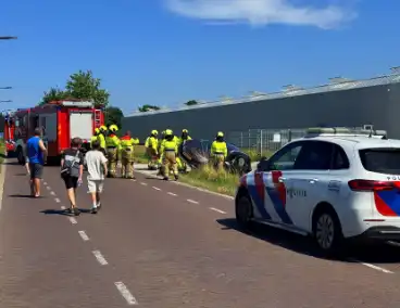 Auto balanceert gevaarlijk op brug