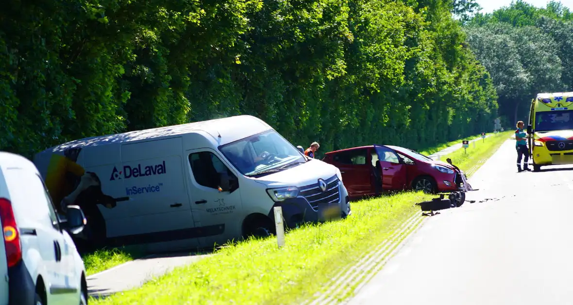 Voertuigen zwaar beschadigd na aanrijding